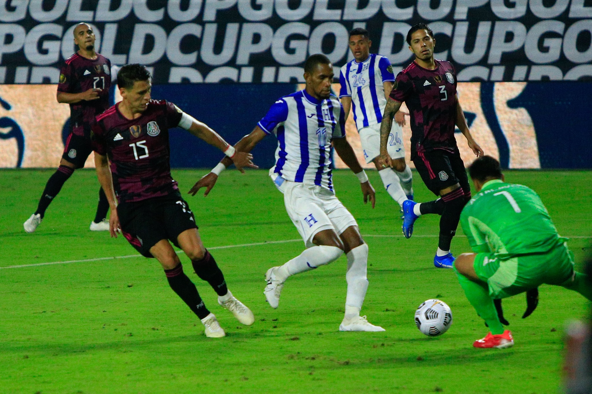 Honduras cae 3-0 ante México