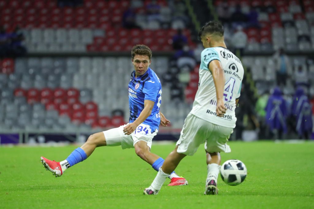 Le abollan la corona al campeón Cruz Azul