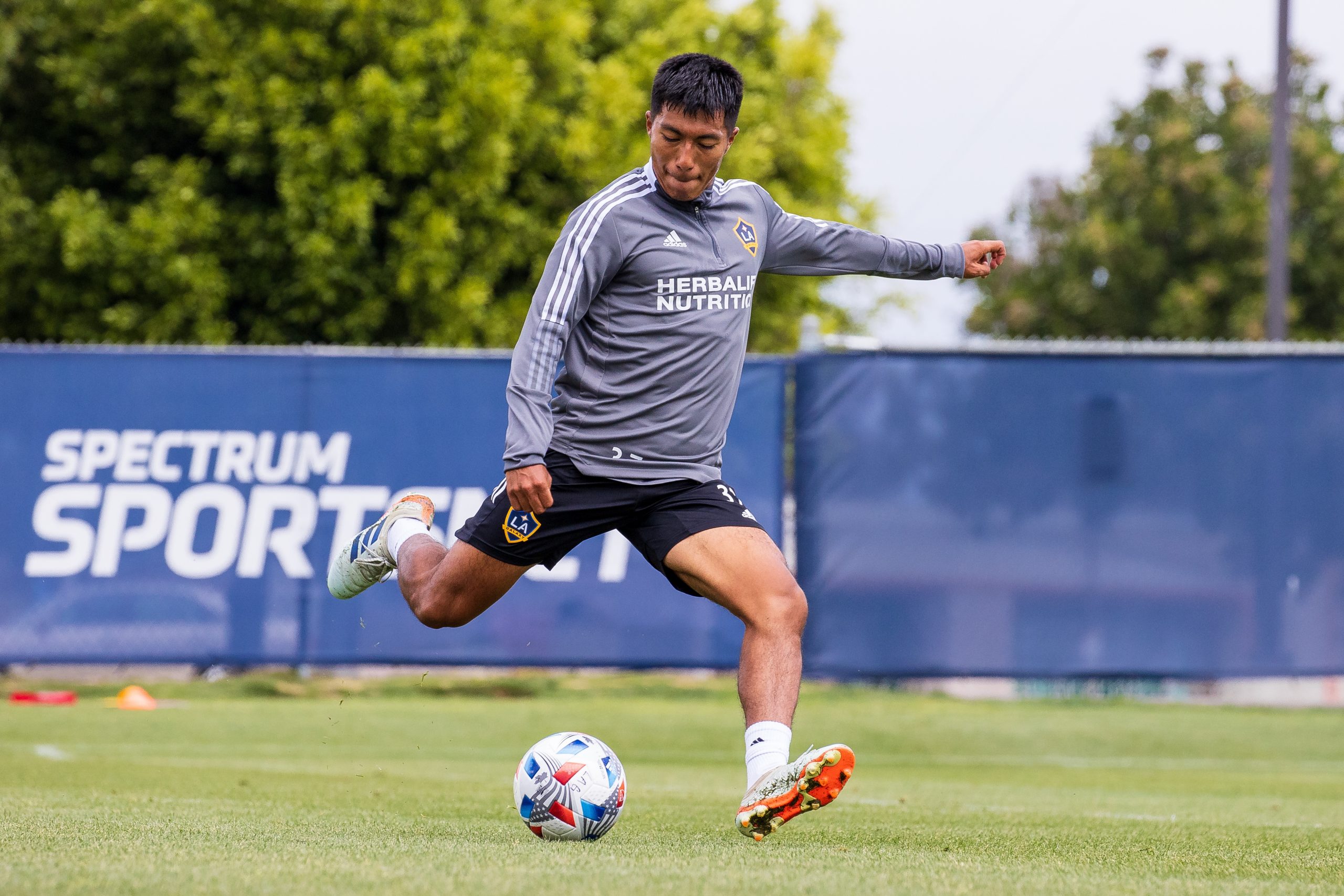 LA Galaxy ficha al mediocampista Daniel Aguirre y adquiere al defensa Josh Drack en condición de préstamo a corto plazo del LA Galaxy II.