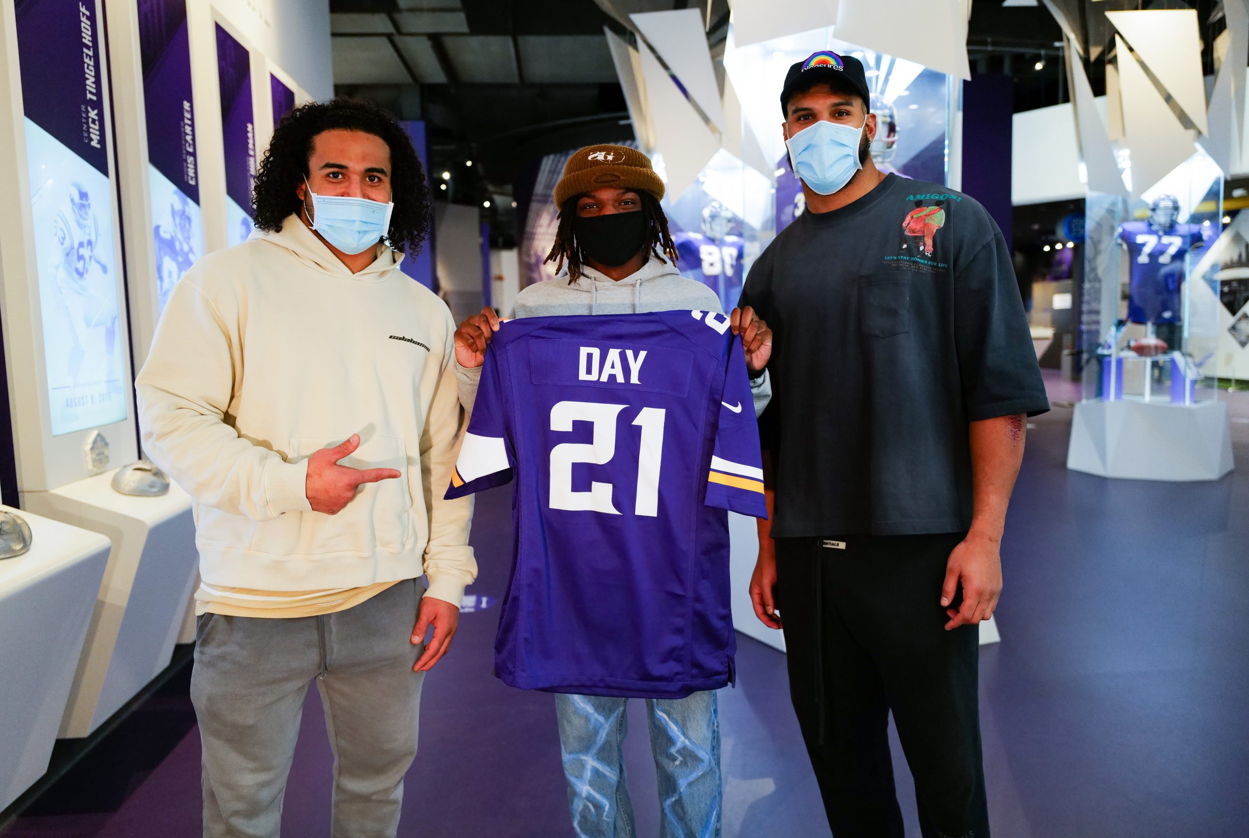 Los jugadores de Los Minnesota Vikings ayudan a su comunidad durante las festividades.