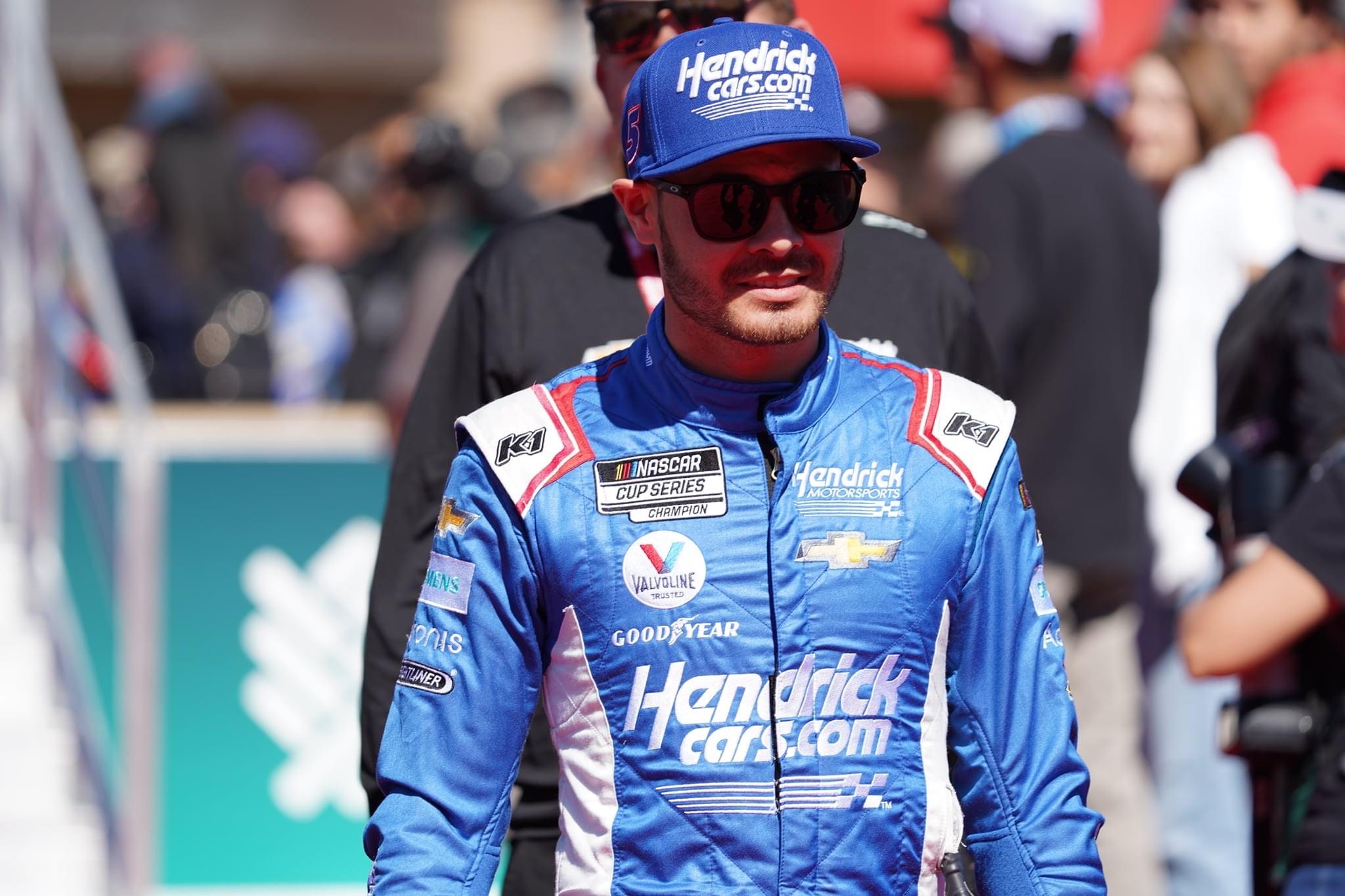 Kyle Larson gana la WISE Power 400 llena de acción en el Auto Club Speedway.