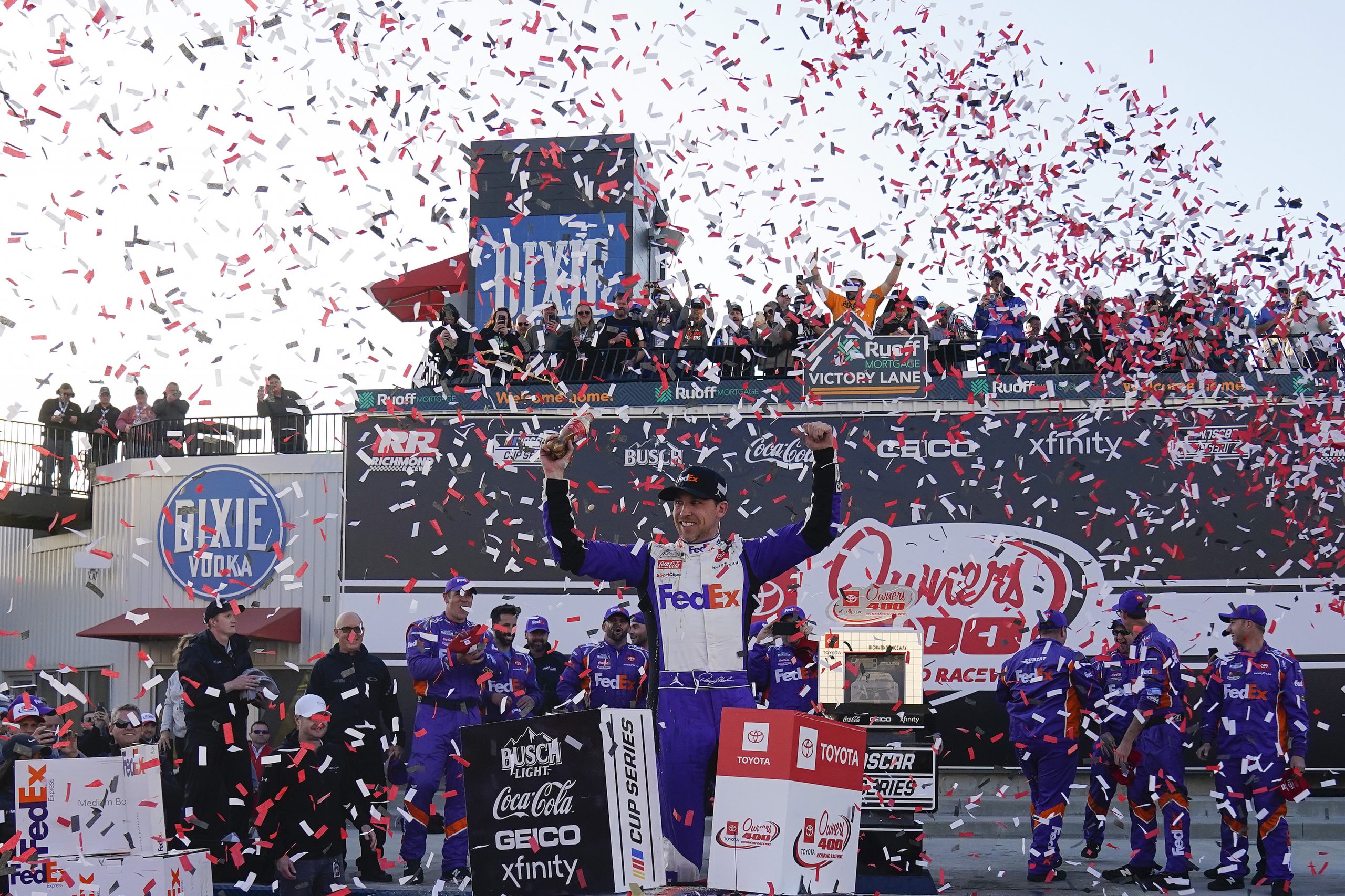 Denny Hamlin se convierte en el séptimo ganador diferente de la carrera de la NASCAR Cup Series en siete carreras.
