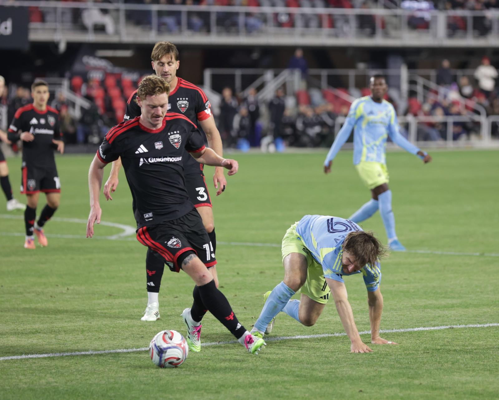 DC United vence 1-0 a Philadelphia Union en el minuto 23 de la mano de: Tai Baribo