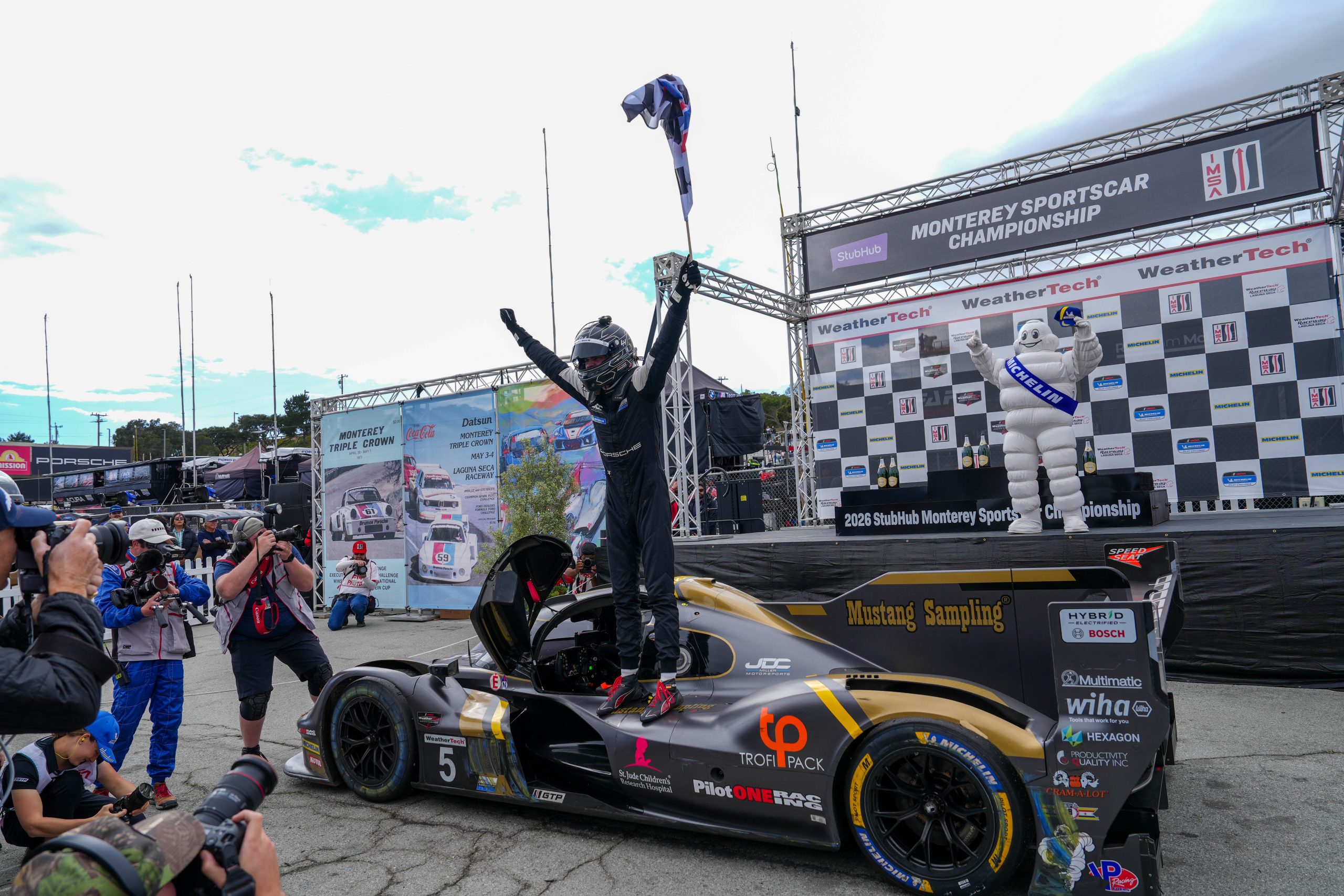 ¡Un rebase excepcional en la última vuelta le aseguró la victoria a Heinrich a bordo del Porsche de JDC Miller Motorsports!